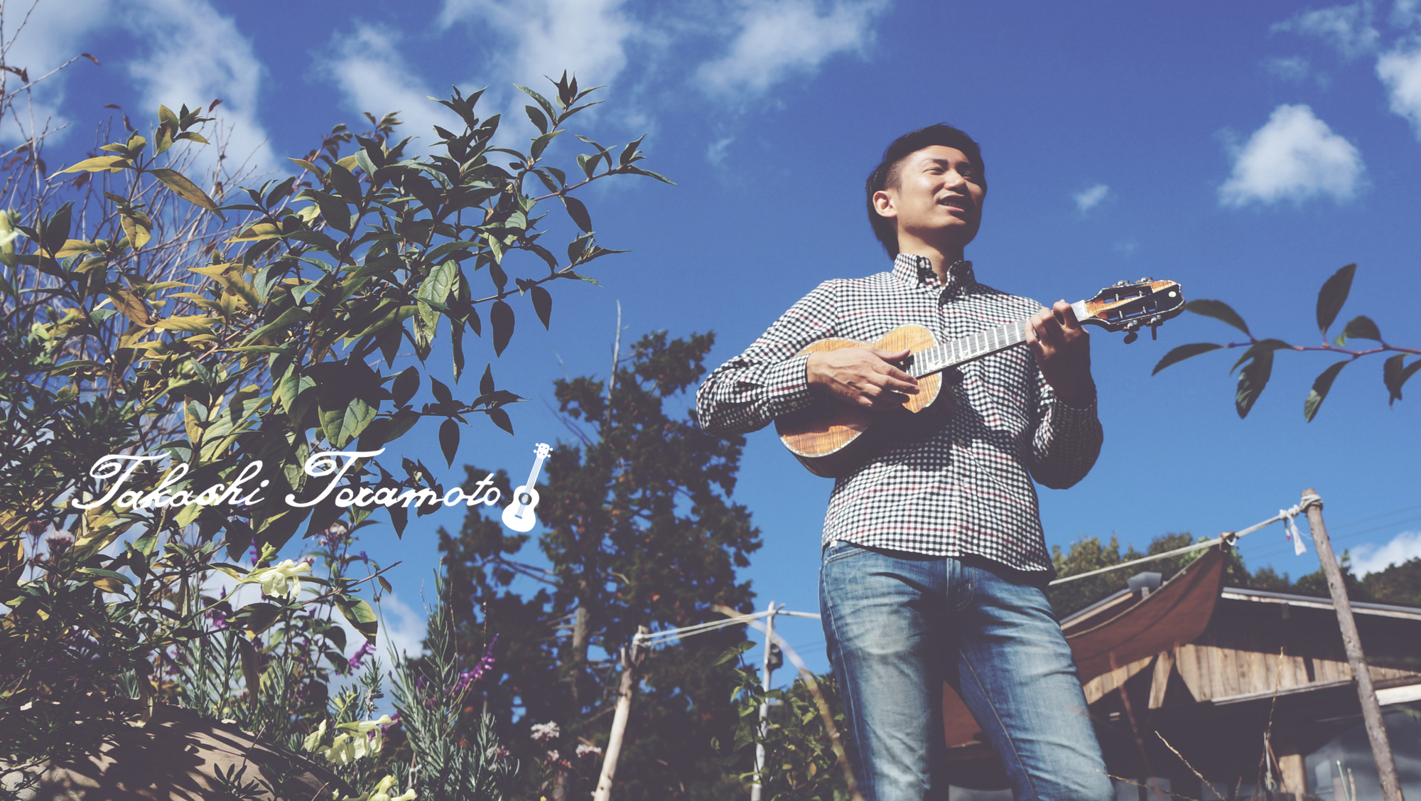 ウクレレプレイヤーの寺本隆の演奏写真